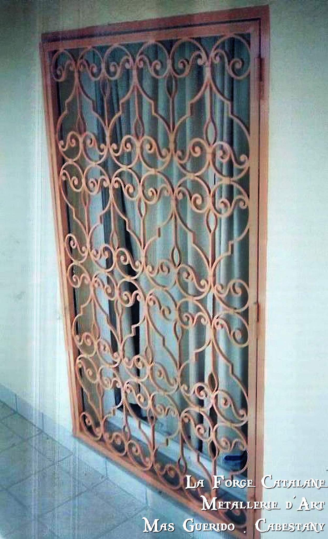 grille articulee volutes travail forge symetrique forge catalane.jpg